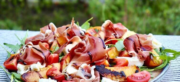 SALATA OD GRILANIH NEKTARINA I PRŠUTA